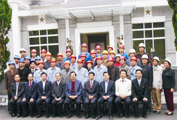 2004年10月，中共中央政治局常委、 國(guó)家副主席曾慶紅（第一排中）視察中國(guó)